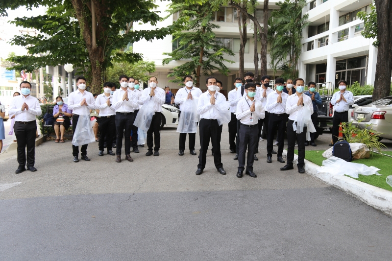 พิธีทำบุญตักบาตรข้าวสารอาหารแห้ง คณะสงฆ์จากวัดเทพธิดารามวรวิหาร พระอารามหลวง เพื่อถวายเป็นพระราชกุศลแด่สมเด็จพระนางเจ้าฯ พระบรมร