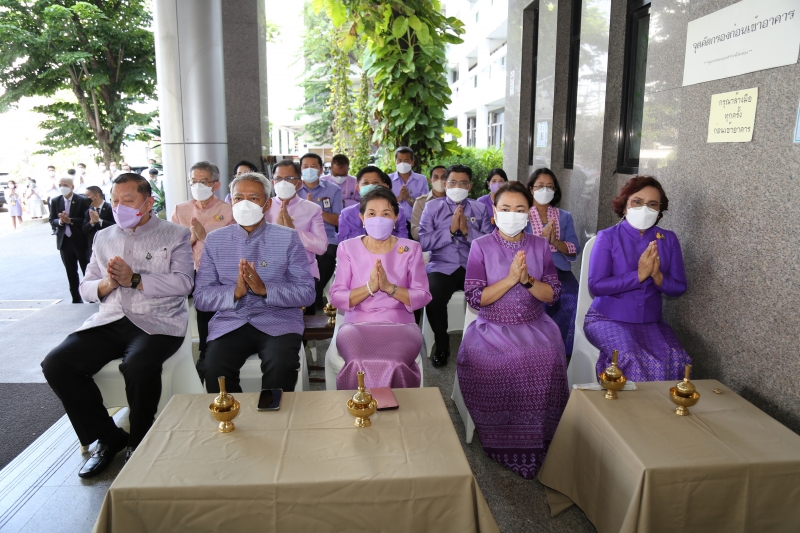 พิธีทำบุญตักบาตรข้าวสารอาหารแห้ง คณะสงฆ์จากวัดเทพธิดารามวรวิหาร พระอารามหลวง เพื่อถวายเป็นพระราชกุศลแด่สมเด็จพระนางเจ้าฯ พระบรมร