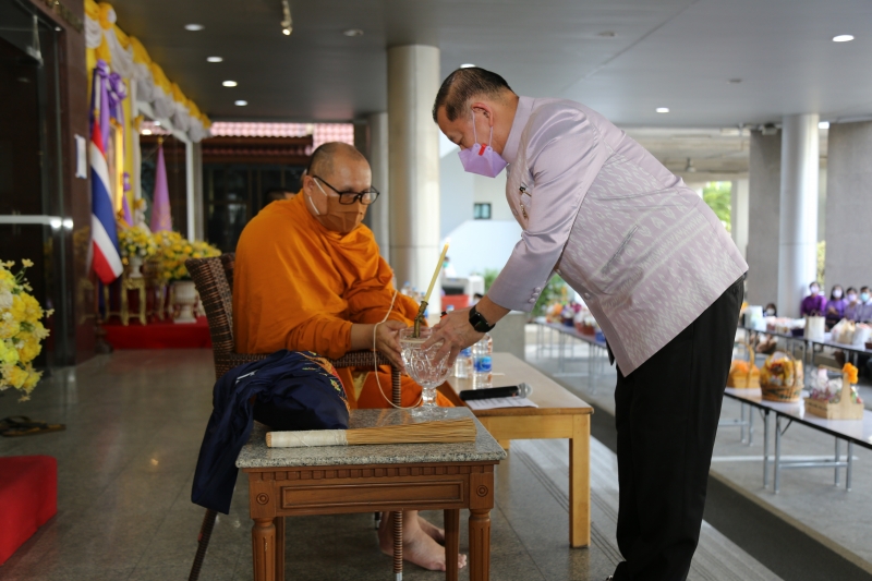 พิธีทำบุญตักบาตรข้าวสารอาหารแห้ง คณะสงฆ์จากวัดเทพธิดารามวรวิหาร พระอารามหลวง เพื่อถวายเป็นพระราชกุศลแด่สมเด็จพระนางเจ้าฯ พระบรมร