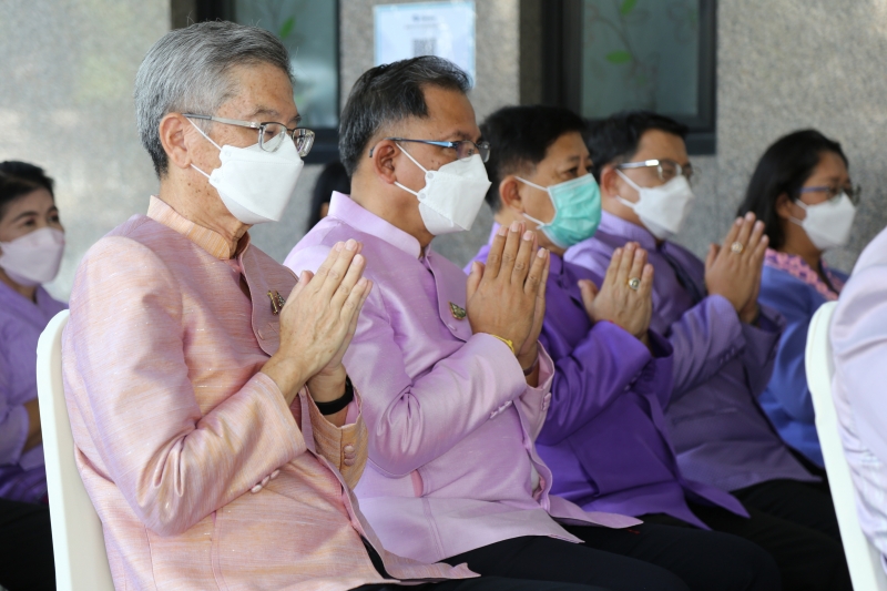 พิธีทำบุญตักบาตรข้าวสารอาหารแห้ง คณะสงฆ์จากวัดเทพธิดารามวรวิหาร พระอารามหลวง เพื่อถวายเป็นพระราชกุศลแด่สมเด็จพระนางเจ้าฯ พระบรมร