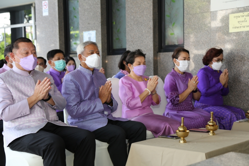 พิธีทำบุญตักบาตรข้าวสารอาหารแห้ง คณะสงฆ์จากวัดเทพธิดารามวรวิหาร พระอารามหลวง เพื่อถวายเป็นพระราชกุศลแด่สมเด็จพระนางเจ้าฯ พระบรมร