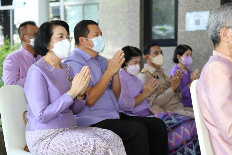 พิธีทำบุญตักบาตรข้าวสารอาหารแห้ง คณะสงฆ์จากวัดเทพธิดารามวรวิหาร พระอารามหลวง เพื่อถวายเป็นพระราชกุศลแด่สมเด็จพระนางเจ้าฯ พระบรมร