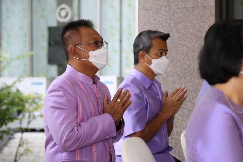 พิธีทำบุญตักบาตรข้าวสารอาหารแห้ง คณะสงฆ์จากวัดเทพธิดารามวรวิหาร พระอารามหลวง เพื่อถวายเป็นพระราชกุศลแด่สมเด็จพระนางเจ้าฯ พระบรมร