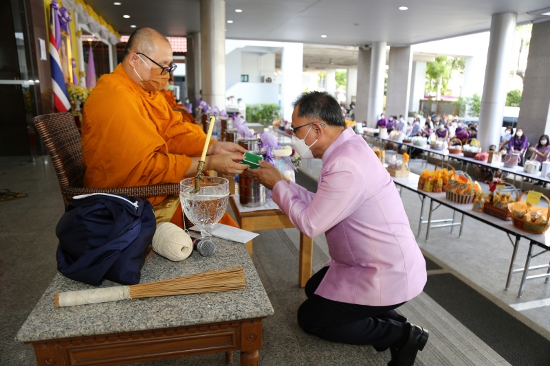 พิธีทำบุญตักบาตรข้าวสารอาหารแห้ง คณะสงฆ์จากวัดเทพธิดารามวรวิหาร พระอารามหลวง เพื่อถวายเป็นพระราชกุศลแด่สมเด็จพระนางเจ้าฯ พระบรมร