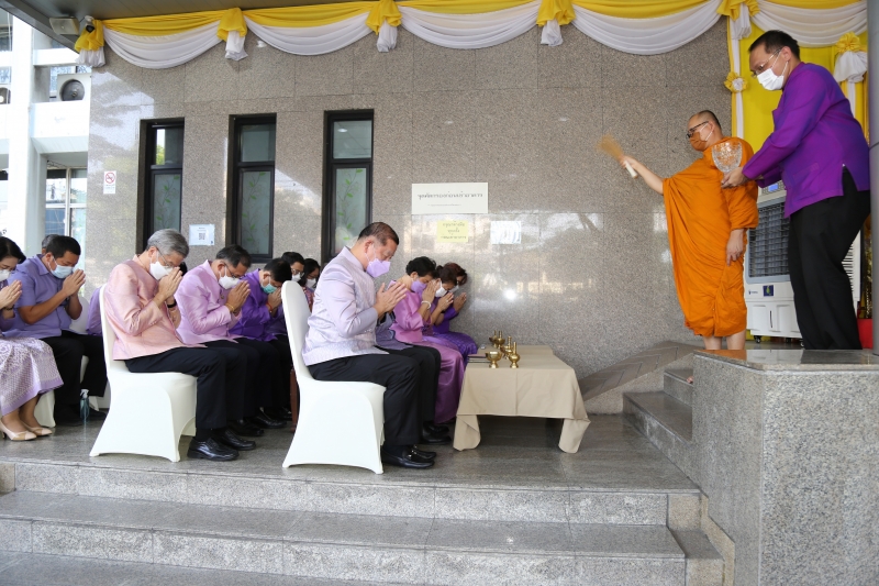 พิธีทำบุญตักบาตรข้าวสารอาหารแห้ง คณะสงฆ์จากวัดเทพธิดารามวรวิหาร พระอารามหลวง เพื่อถวายเป็นพระราชกุศลแด่สมเด็จพระนางเจ้าฯ พระบรมร