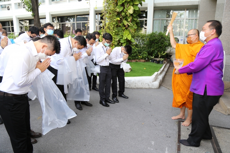 พิธีทำบุญตักบาตรข้าวสารอาหารแห้ง คณะสงฆ์จากวัดเทพธิดารามวรวิหาร พระอารามหลวง เพื่อถวายเป็นพระราชกุศลแด่สมเด็จพระนางเจ้าฯ พระบรมร