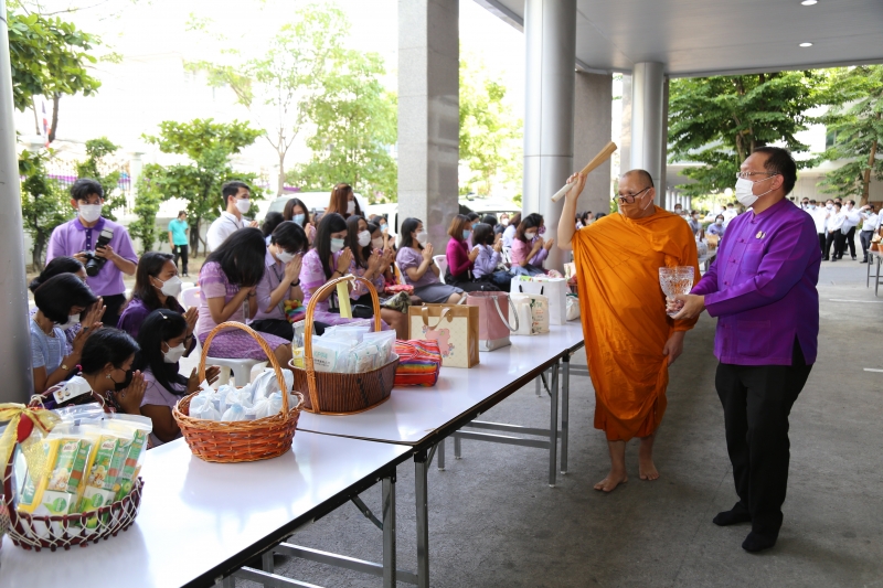 พิธีทำบุญตักบาตรข้าวสารอาหารแห้ง คณะสงฆ์จากวัดเทพธิดารามวรวิหาร พระอารามหลวง เพื่อถวายเป็นพระราชกุศลแด่สมเด็จพระนางเจ้าฯ พระบรมร