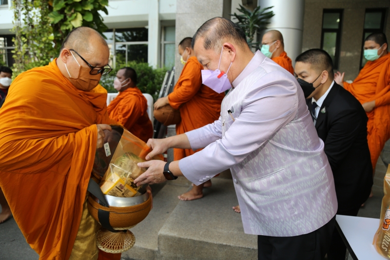 พิธีทำบุญตักบาตรข้าวสารอาหารแห้ง คณะสงฆ์จากวัดเทพธิดารามวรวิหาร พระอารามหลวง เพื่อถวายเป็นพระราชกุศลแด่สมเด็จพระนางเจ้าฯ พระบรมร