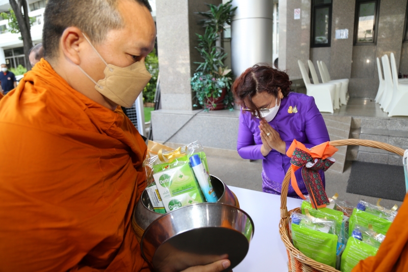 พิธีทำบุญตักบาตรข้าวสารอาหารแห้ง คณะสงฆ์จากวัดเทพธิดารามวรวิหาร พระอารามหลวง เพื่อถวายเป็นพระราชกุศลแด่สมเด็จพระนางเจ้าฯ พระบรมร