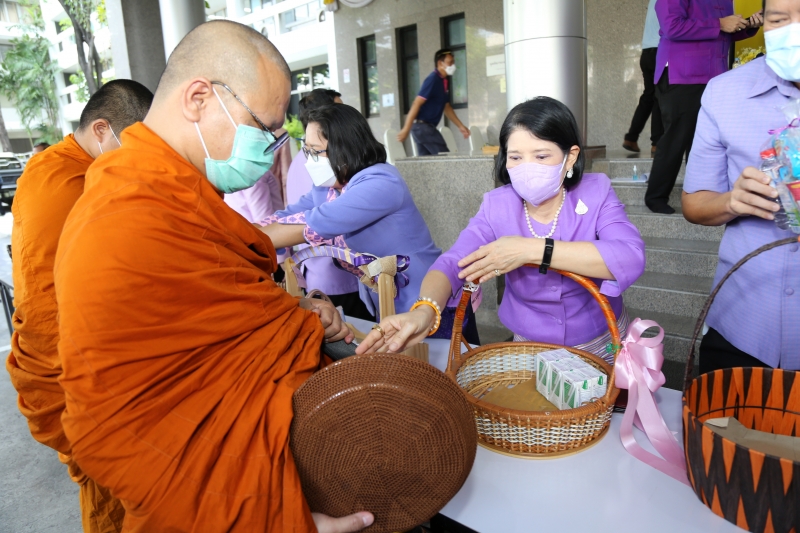 พิธีทำบุญตักบาตรข้าวสารอาหารแห้ง คณะสงฆ์จากวัดเทพธิดารามวรวิหาร พระอารามหลวง เพื่อถวายเป็นพระราชกุศลแด่สมเด็จพระนางเจ้าฯ พระบรมร