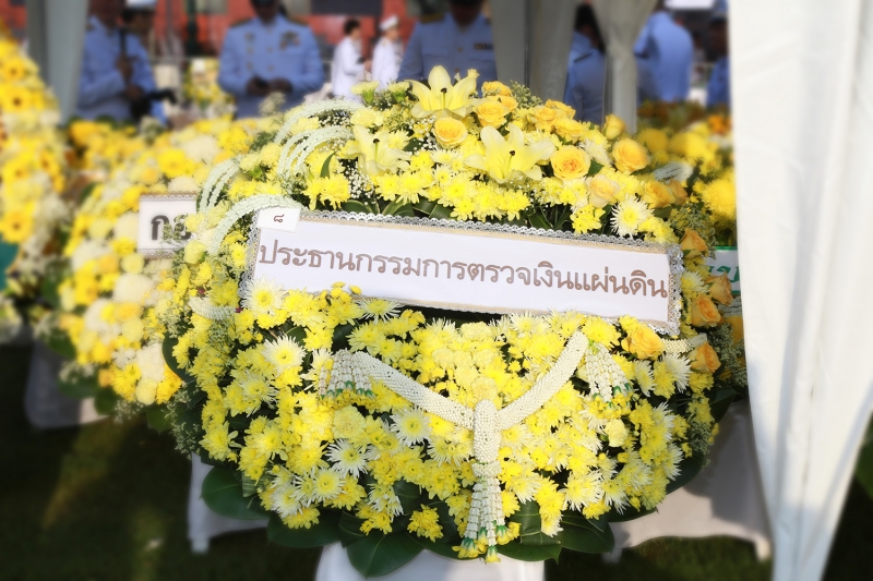 พิธีทำบุญตักบาตร พิธีวางพวงมาลาและถวายบังคม เนื่องในวันคล้ายวันสวรรคตพระบาทสมเด็จพระปรมินทรมหาภูมิพลอดุลเดช บรมนาถบพิตร