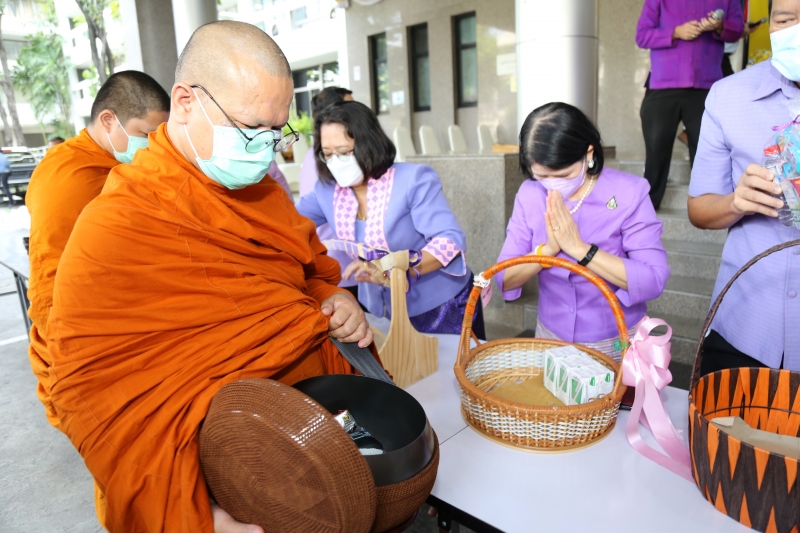 พิธีทำบุญตักบาตรข้าวสารอาหารแห้ง คณะสงฆ์จากวัดเทพธิดารามวรวิหาร พระอารามหลวง เพื่อถวายเป็นพระราชกุศลแด่สมเด็จพระนางเจ้าฯ พระบรมร