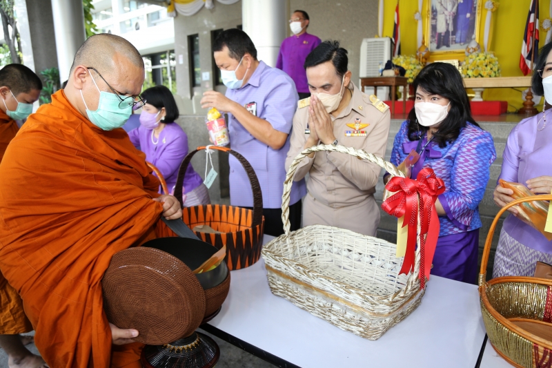 พิธีทำบุญตักบาตรข้าวสารอาหารแห้ง คณะสงฆ์จากวัดเทพธิดารามวรวิหาร พระอารามหลวง เพื่อถวายเป็นพระราชกุศลแด่สมเด็จพระนางเจ้าฯ พระบรมร