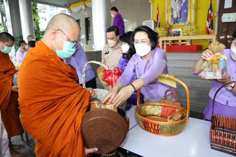 พิธีทำบุญตักบาตรข้าวสารอาหารแห้ง คณะสงฆ์จากวัดเทพธิดารามวรวิหาร พระอารามหลวง เพื่อถวายเป็นพระราชกุศลแด่สมเด็จพระนางเจ้าฯ พระบรมร