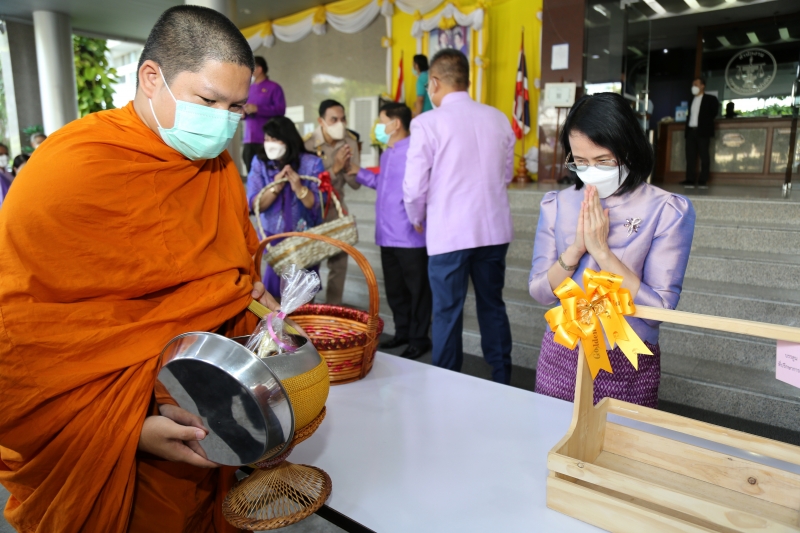 พิธีทำบุญตักบาตรข้าวสารอาหารแห้ง คณะสงฆ์จากวัดเทพธิดารามวรวิหาร พระอารามหลวง เพื่อถวายเป็นพระราชกุศลแด่สมเด็จพระนางเจ้าฯ พระบรมร