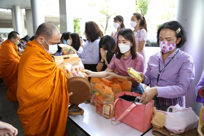 พิธีทำบุญตักบาตรข้าวสารอาหารแห้ง คณะสงฆ์จากวัดเทพธิดารามวรวิหาร พระอารามหลวง เพื่อถวายเป็นพระราชกุศลแด่สมเด็จพระนางเจ้าฯ พระบรมร