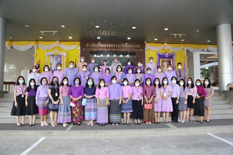 พิธีทำบุญตักบาตรข้าวสารอาหารแห้ง คณะสงฆ์จากวัดเทพธิดารามวรวิหาร พระอารามหลวง เพื่อถวายเป็นพระราชกุศลแด่สมเด็จพระนางเจ้าฯ พระบรมร