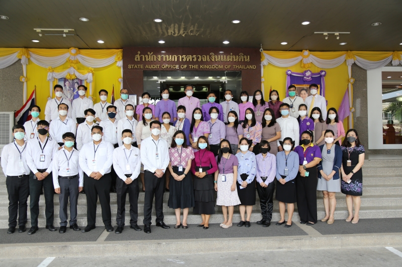 พิธีทำบุญตักบาตรข้าวสารอาหารแห้ง คณะสงฆ์จากวัดเทพธิดารามวรวิหาร พระอารามหลวง เพื่อถวายเป็นพระราชกุศลแด่สมเด็จพระนางเจ้าฯ พระบรมร