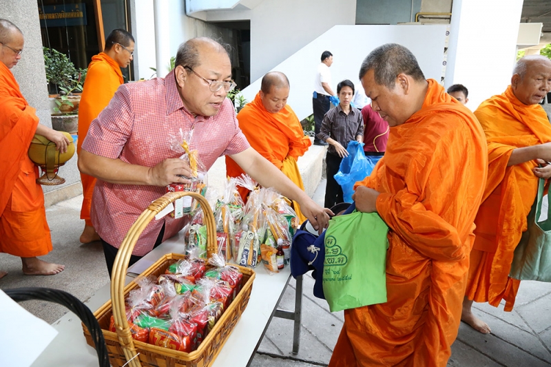 ตักบาตรเดือนพฤษภาคม 2559