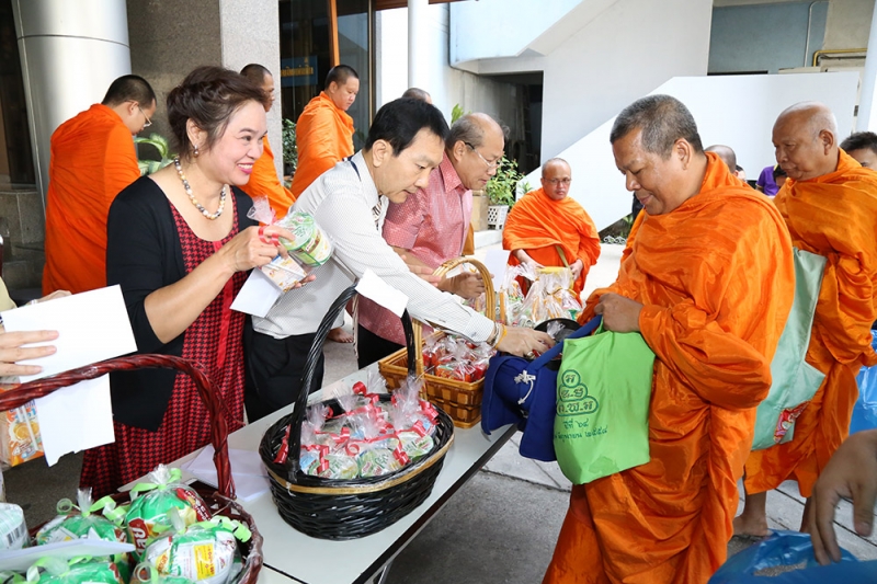 ตักบาตรเดือนพฤษภาคม 2559