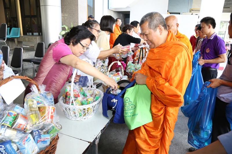 ตักบาตรเดือนพฤษภาคม 2559