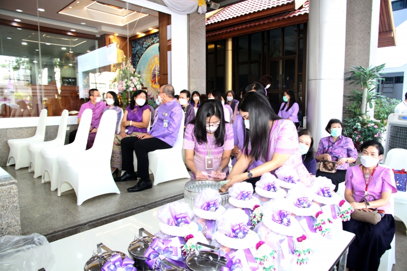 พิธีทำบุญตักบาตรข้าวสารอาหารแห้ง คณะสงฆ์จากวัดเทพธิดารามวรวิหาร พระอารามหลวง เพื่อถวายเป็นพระราชกุศลแด่สมเด็จพระนางเจ้าฯ พระบรมร