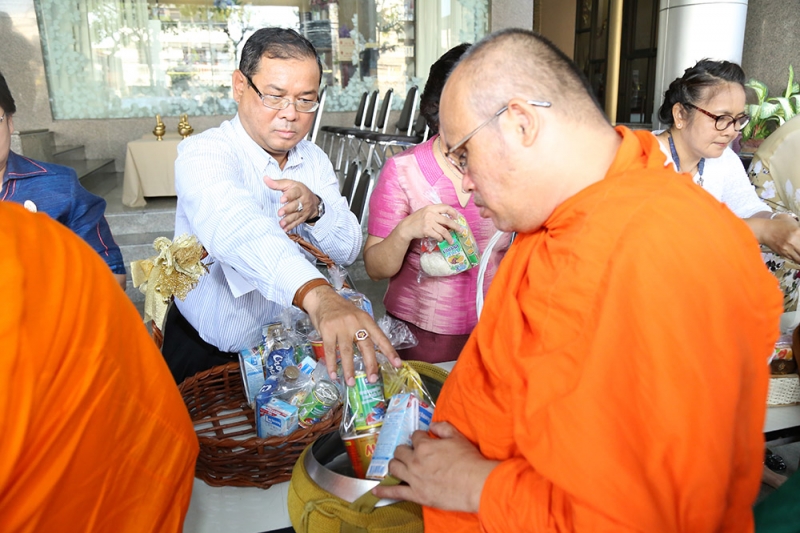 ตักบาตรเดือนพฤษภาคม 2559