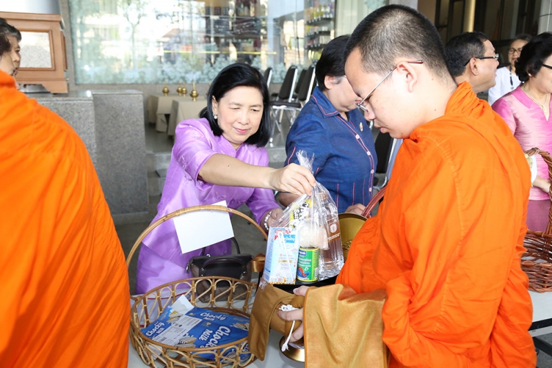 ตักบาตรเดือนพฤษภาคม 2559