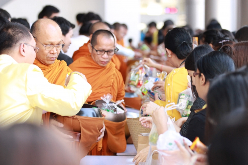 พิธีทำบุญตักบาตรข้าวสารอาหารแห้ง คณะสงฆ์จำนวน 9 รูป จากวัดพระราม 9 กาญจนาภิเษก พระอารามหลวง