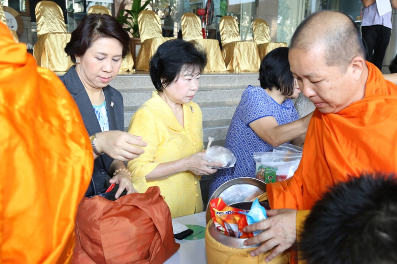 ตักบาตรเดือนพฤษภาคม 2559