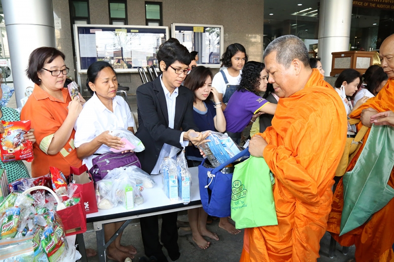 ตักบาตรเดือนพฤษภาคม 2559