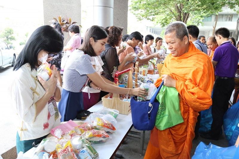 ตักบาตรเดือนพฤษภาคม 2559