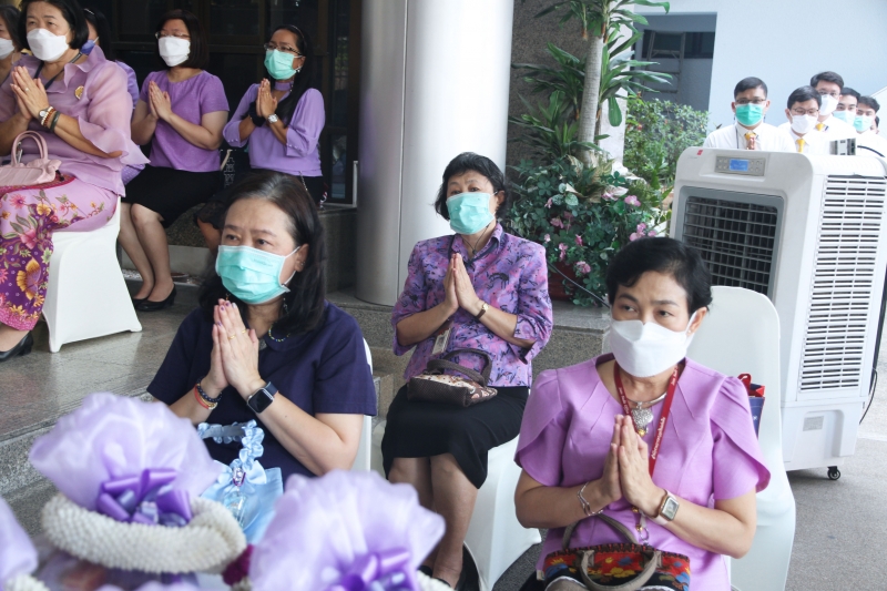 พิธีทำบุญตักบาตรข้าวสารอาหารแห้ง คณะสงฆ์จากวัดเทพธิดารามวรวิหาร พระอารามหลวง เพื่อถวายเป็นพระราชกุศลแด่สมเด็จพระนางเจ้าฯ พระบรมร