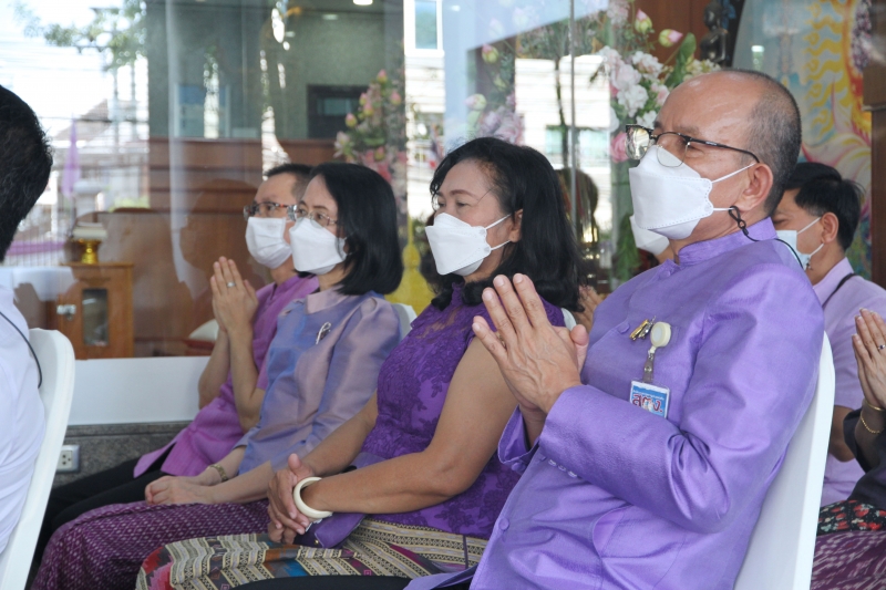 พิธีทำบุญตักบาตรข้าวสารอาหารแห้ง คณะสงฆ์จากวัดเทพธิดารามวรวิหาร พระอารามหลวง เพื่อถวายเป็นพระราชกุศลแด่สมเด็จพระนางเจ้าฯ พระบรมร