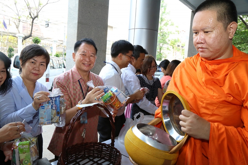 ตักบาตรเดือนพฤษภาคม 2559