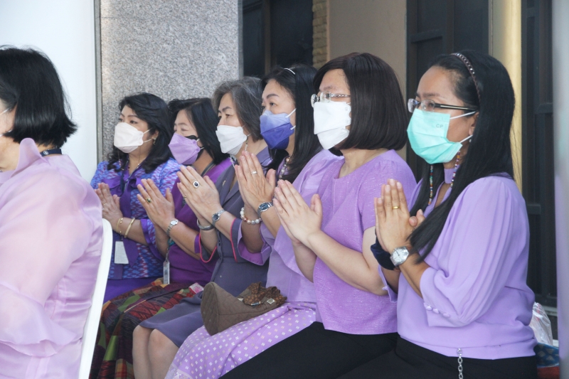 พิธีทำบุญตักบาตรข้าวสารอาหารแห้ง คณะสงฆ์จากวัดเทพธิดารามวรวิหาร พระอารามหลวง เพื่อถวายเป็นพระราชกุศลแด่สมเด็จพระนางเจ้าฯ พระบรมร