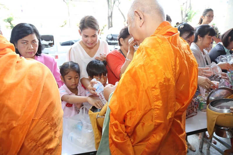 ตักบาตรเดือนพฤษภาคม 2559