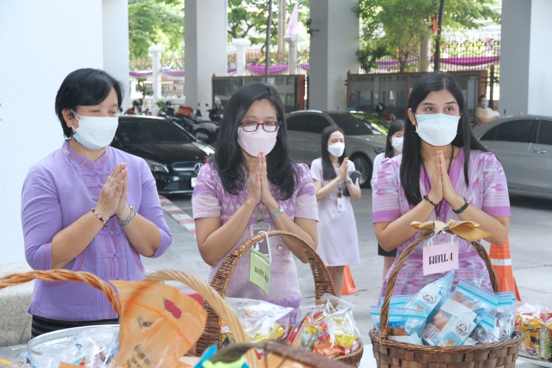 พิธีทำบุญตักบาตรข้าวสารอาหารแห้ง คณะสงฆ์จากวัดเทพธิดารามวรวิหาร พระอารามหลวง เพื่อถวายเป็นพระราชกุศลแด่สมเด็จพระนางเจ้าฯ พระบรมร