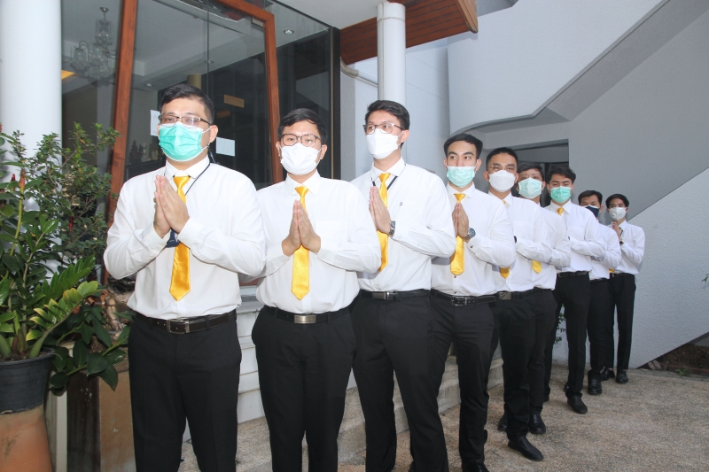 พิธีทำบุญตักบาตรข้าวสารอาหารแห้ง คณะสงฆ์จากวัดเทพธิดารามวรวิหาร พระอารามหลวง เพื่อถวายเป็นพระราชกุศลแด่สมเด็จพระนางเจ้าฯ พระบรมร