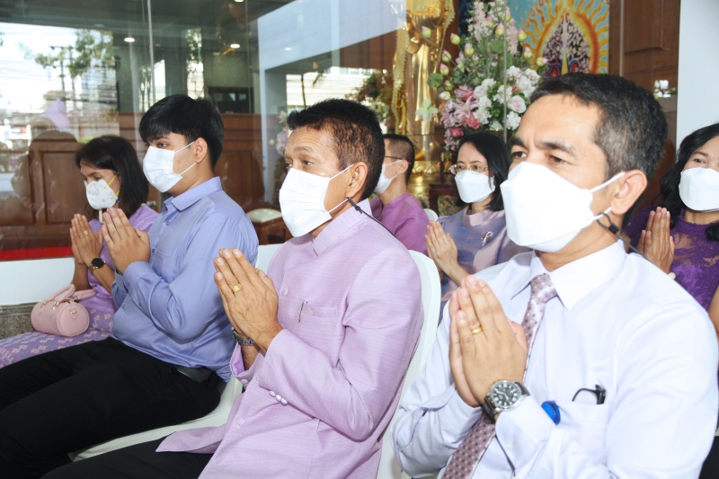 พิธีทำบุญตักบาตรข้าวสารอาหารแห้ง คณะสงฆ์จากวัดเทพธิดารามวรวิหาร พระอารามหลวง เพื่อถวายเป็นพระราชกุศลแด่สมเด็จพระนางเจ้าฯ พระบรมร