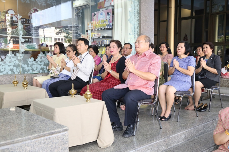 ตักบาตรเดือนพฤษภาคม 2559