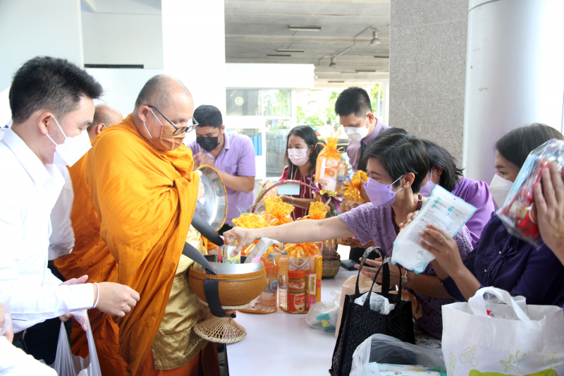 พิธีทำบุญตักบาตรข้าวสารอาหารแห้ง คณะสงฆ์จากวัดเทพธิดารามวรวิหาร พระอารามหลวง เพื่อถวายเป็นพระราชกุศลแด่สมเด็จพระนางเจ้าฯ พระบรมร