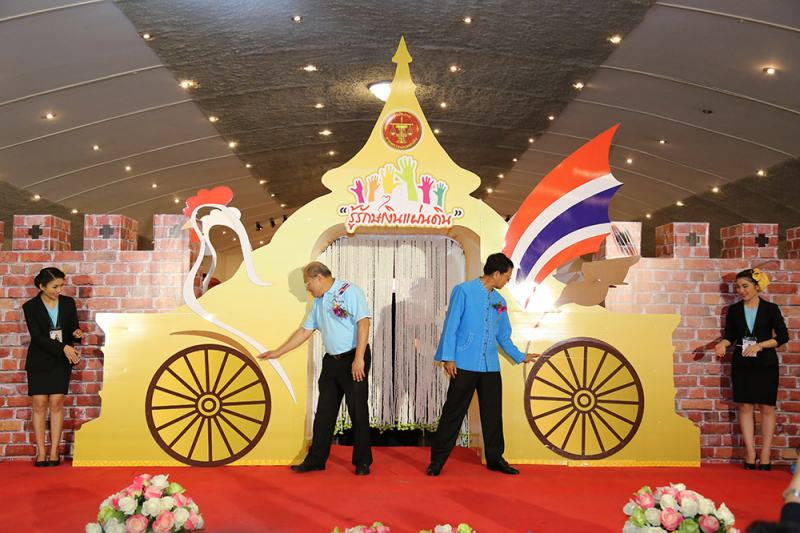 ร่วมทำบุญเป็นเจ้าภาพและเป็นประธานร่วมรับฟังเทศน์มหาชาติเวสสันดรชาดก