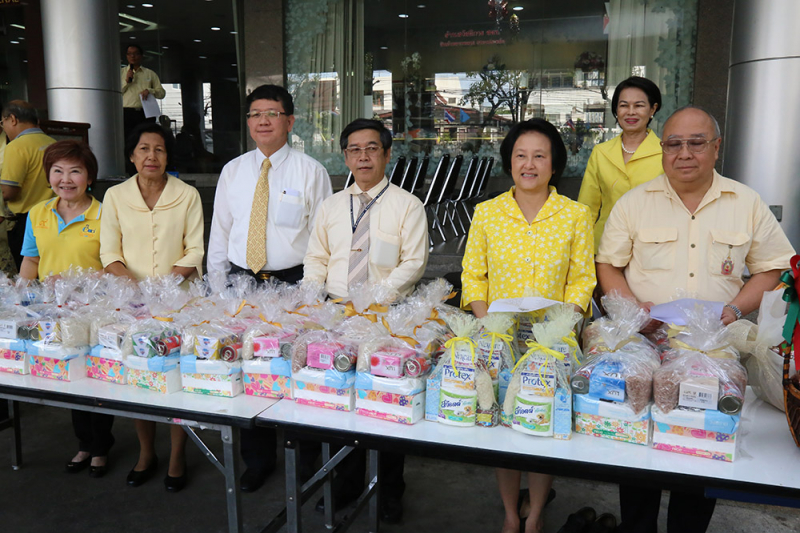 ตักบาตรประจำเดือนมิถุนายน 2559 เนื่องในโอกาสมหามงคลเสด็จเถลิงถวัลยราชสมบัติครบ 70 ปี