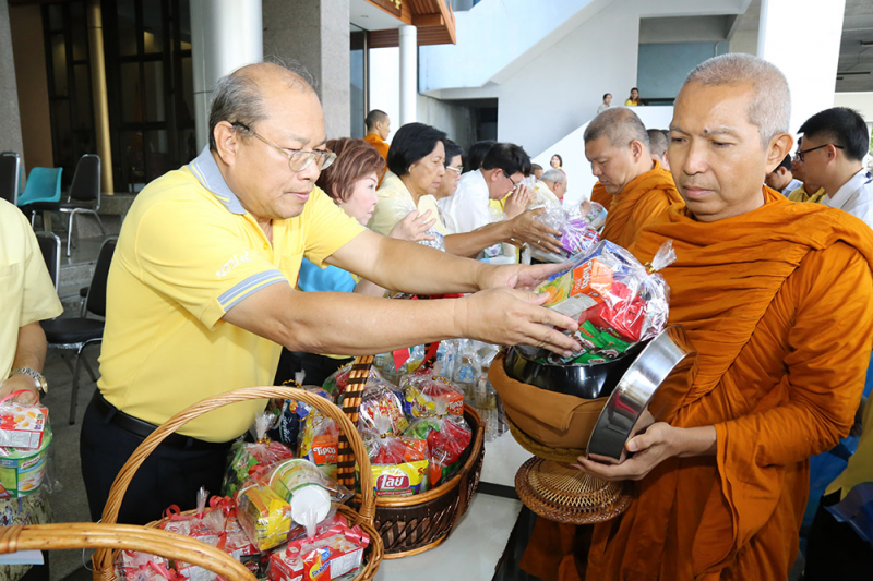 ตักบาตรประจำเดือนมิถุนายน 2559 เนื่องในโอกาสมหามงคลเสด็จเถลิงถวัลยราชสมบัติครบ 70 ปี
