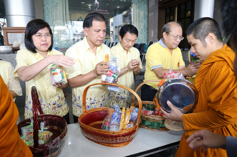 ตักบาตรประจำเดือนมิถุนายน 2559 เนื่องในโอกาสมหามงคลเสด็จเถลิงถวัลยราชสมบัติครบ 70 ปี