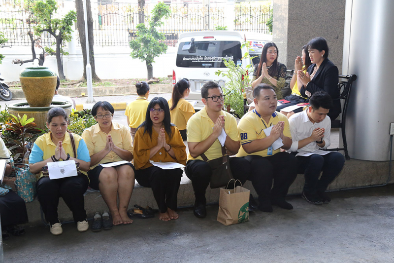 ตักบาตรประจำเดือนมิถุนายน 2559 เนื่องในโอกาสมหามงคลเสด็จเถลิงถวัลยราชสมบัติครบ 70 ปี