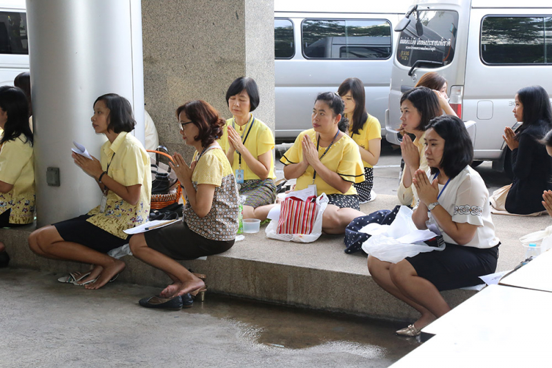 ตักบาตรประจำเดือนมิถุนายน 2559 เนื่องในโอกาสมหามงคลเสด็จเถลิงถวัลยราชสมบัติครบ 70 ปี