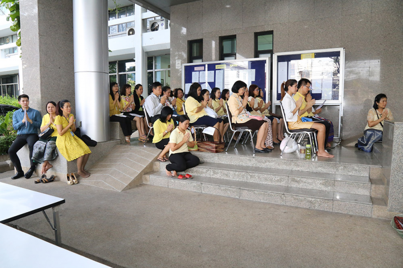 ตักบาตรประจำเดือนมิถุนายน 2559 เนื่องในโอกาสมหามงคลเสด็จเถลิงถวัลยราชสมบัติครบ 70 ปี