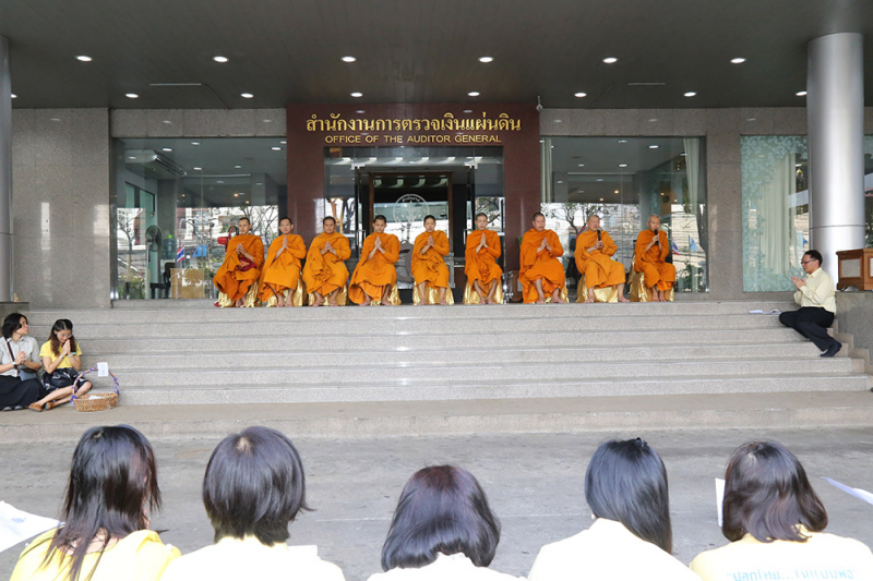 ตักบาตรประจำเดือนมิถุนายน 2559 เนื่องในโอกาสมหามงคลเสด็จเถลิงถวัลยราชสมบัติครบ 70 ปี